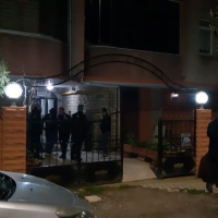 Evinde boğazından bıçaklanmış halde bulundu!