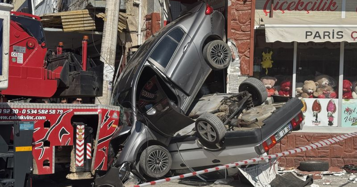 Vinç Kaza: İzmir'de İki Otomobil Sürüktü