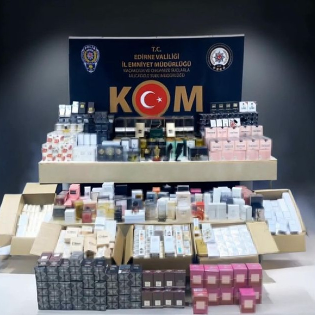 2 milyon lira değerinde kaçak parfüm ve saat ele geçirildi