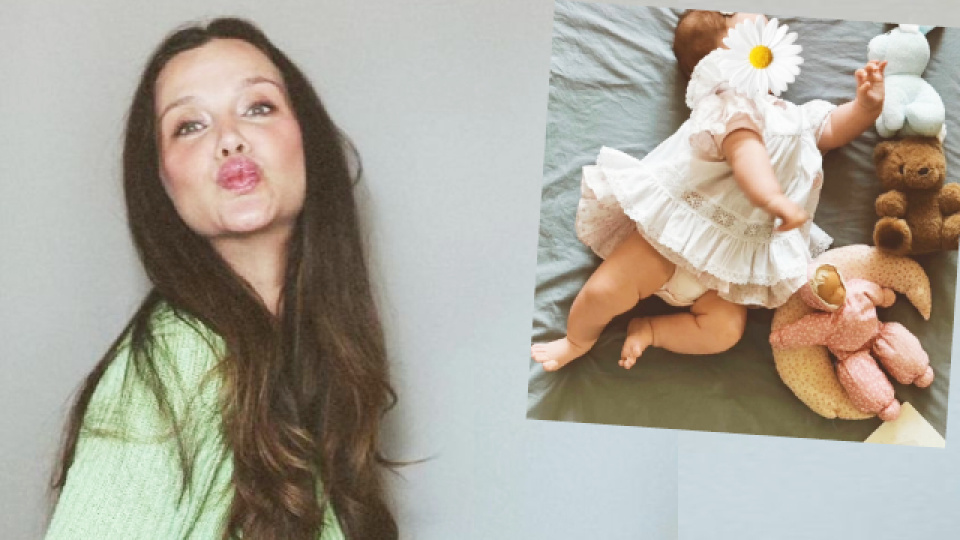 Çocukluk kıyafetlerini kızına giydirdi