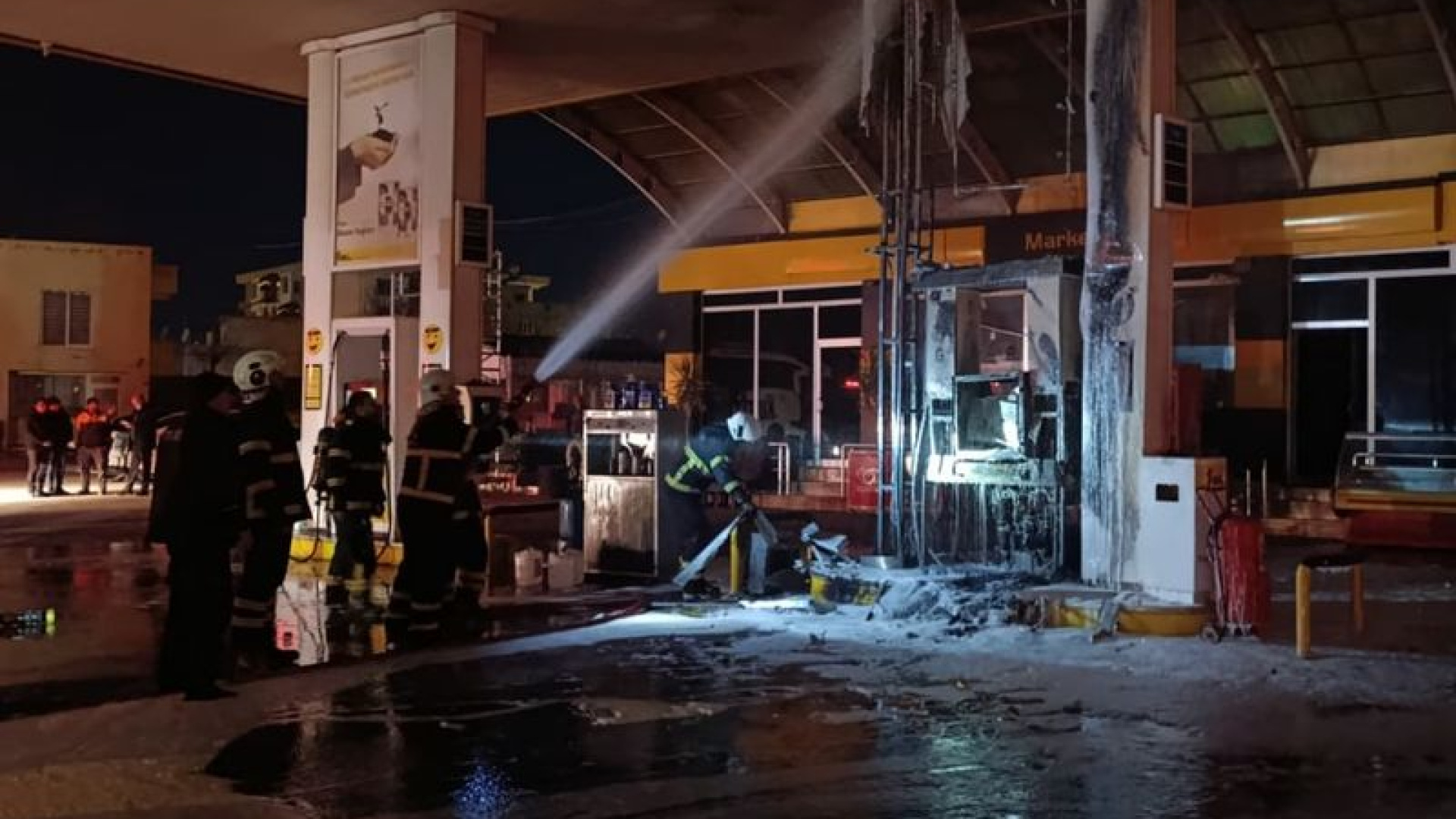 Siirt'te Akaryakıt İstasyonunda Çıkan Yangın İtfaiye Ekipleri Tarafından Kontrol Altına Alındı