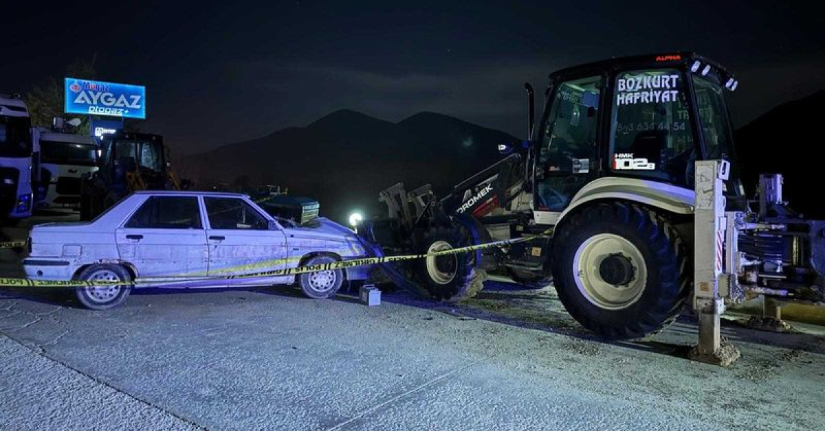 Sakarya'da Otomobil İş Makinesine Çarpıp Sürücüsü Öldü