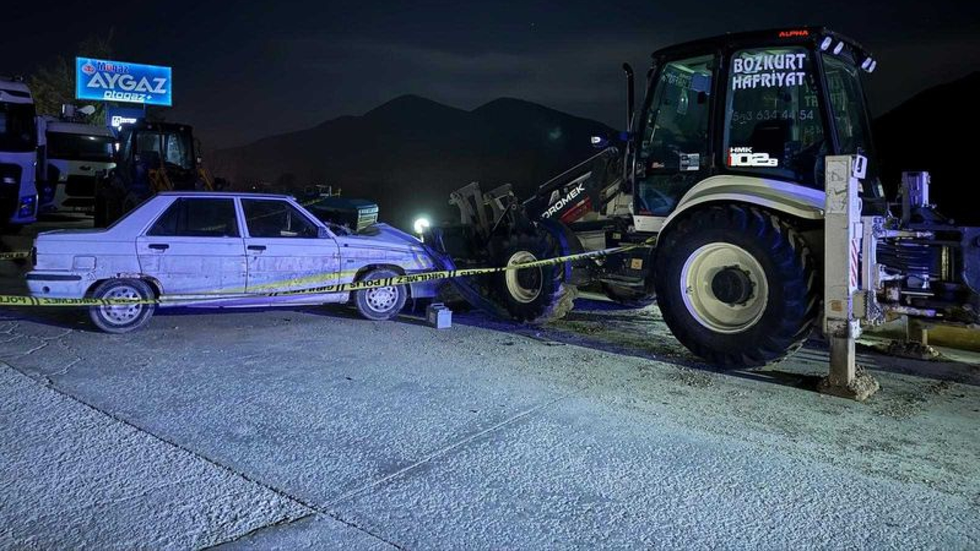 Sakarya'da Trajik Kaza: Park Halindeki İş Makinesine Çarpan Otomobilin Sürücüsü Hayatını Kaybetti