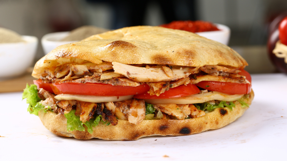 Evde ekmek arası tavuk döner yapımı