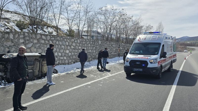 Otomobil istinat duvarına çarptı: 5 yaralı