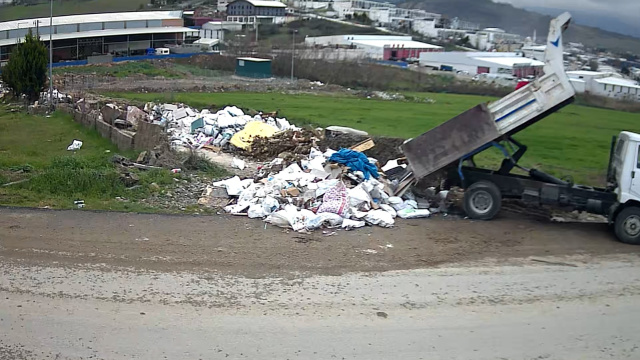 Kaçak döküm yapanlar fotokapana yakalandı