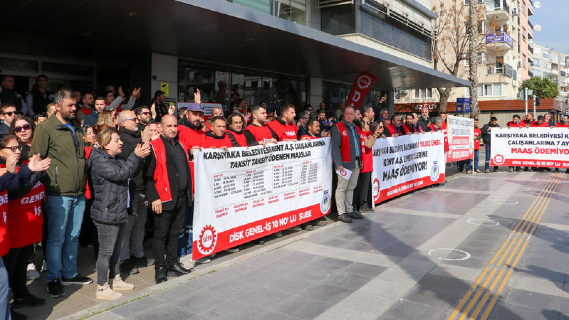 Karşıyaka'da İşçiler 7 Aydır Eksik ve Taksitli Maaş İçin Eylemde