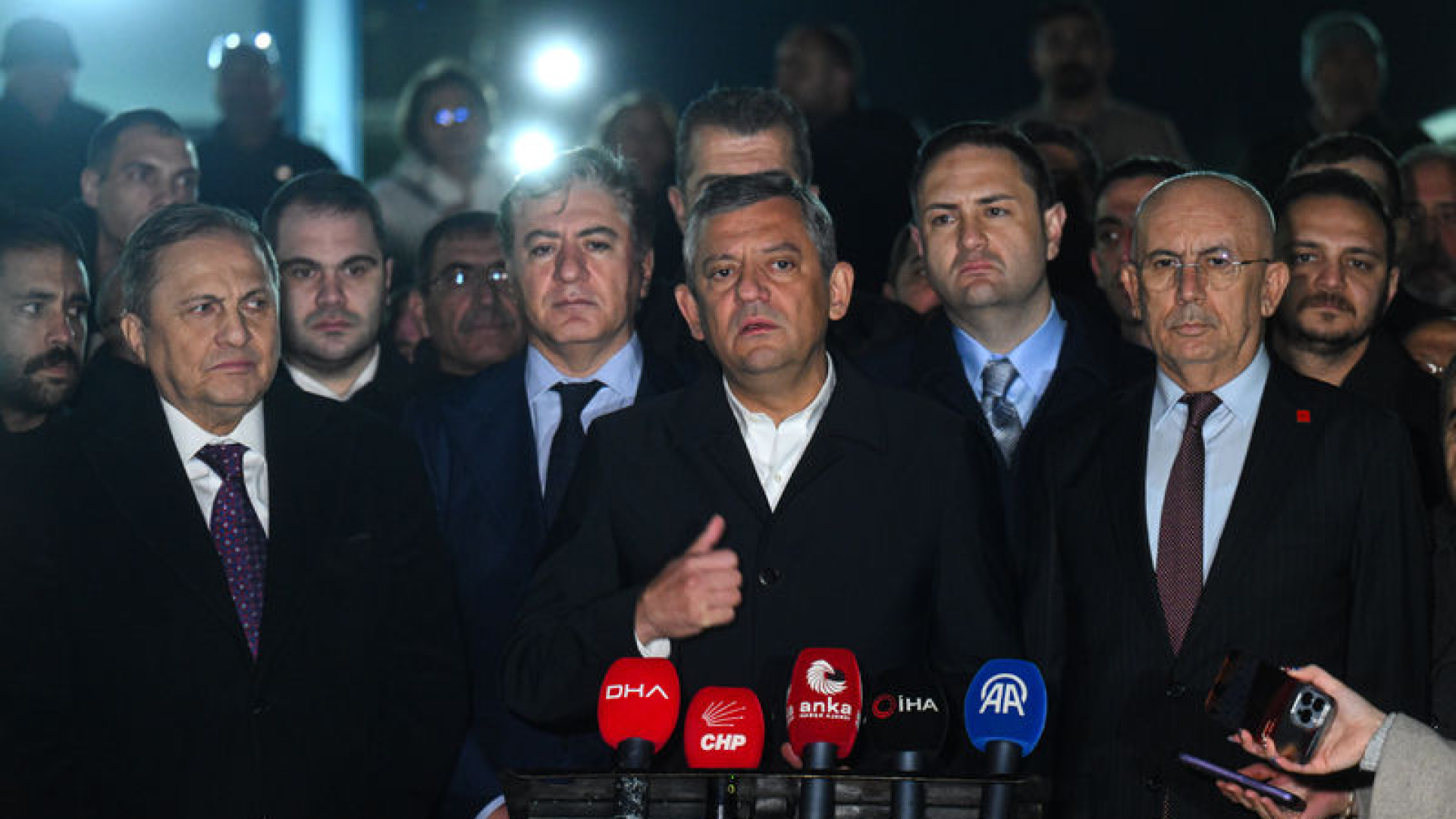 Özgür Özel, Tutuklu Tanju Özcan'ı Ziyaret Etti ve Vakıf Suçlamalarını Sert Eleştirdi