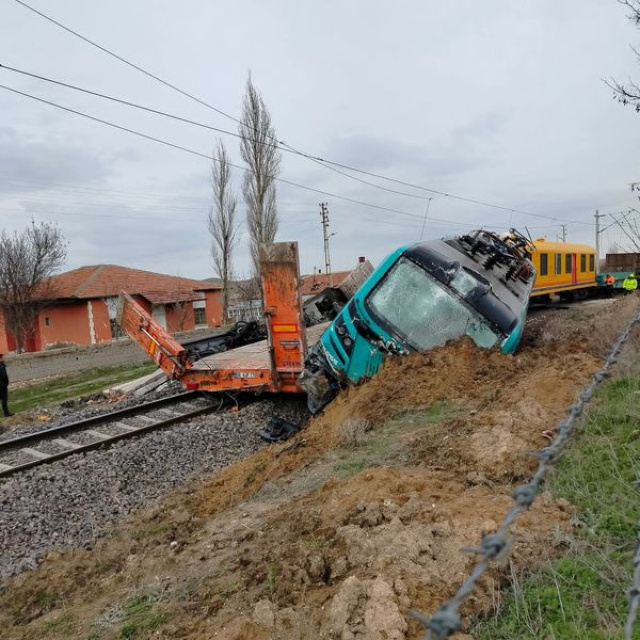 Yük treni hemzemin geçitte TIR'a çarptı: 2 yaralı