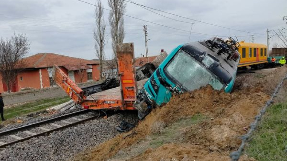 Yük treni hemzemin geçitte TIR'a çarptı: 2 yaralı