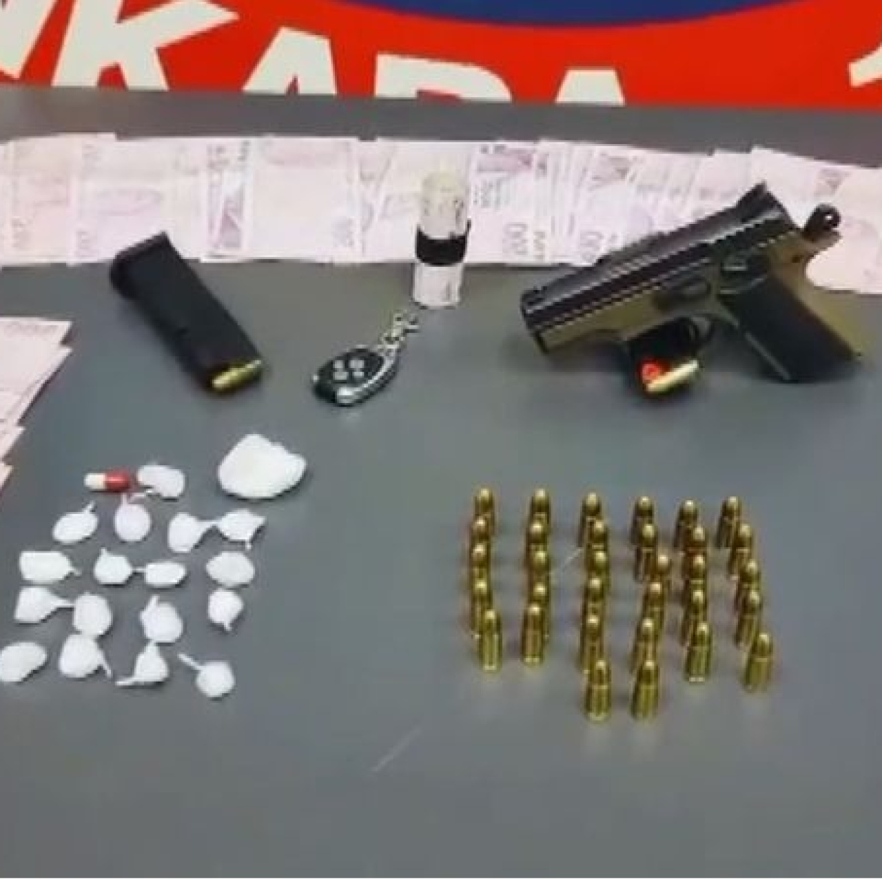 Araçtaki gizli bölmeden silah ve uyuşturucu çıktı