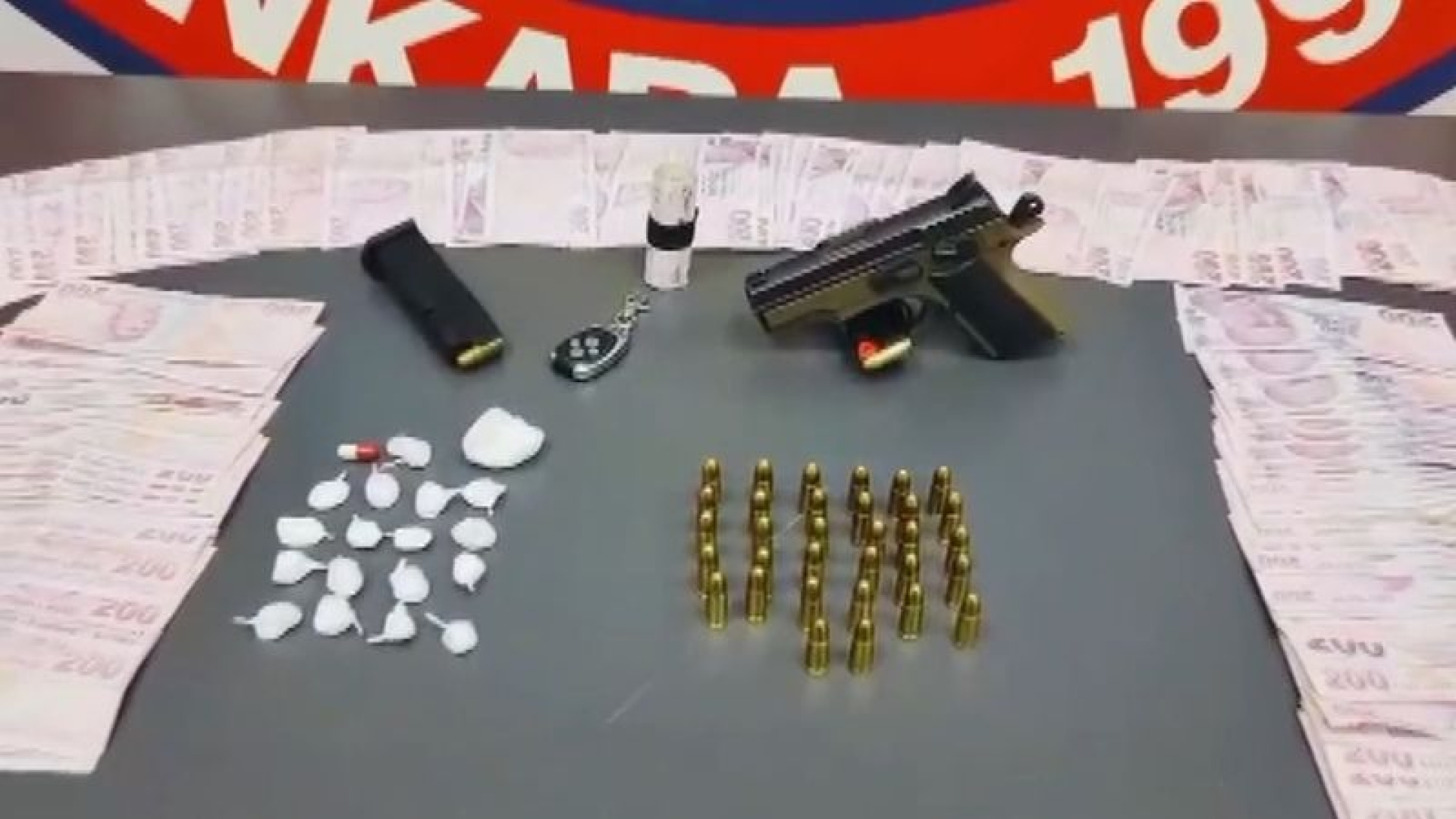 Ankara’da otomobildeki gizli bölmede silah ve uyuşturucu ele geçirildi: 1 gözaltı | Son dakika haberleri