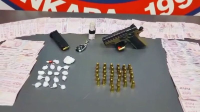 Araçtaki gizli bölmeden silah ve uyuşturucu çıktı