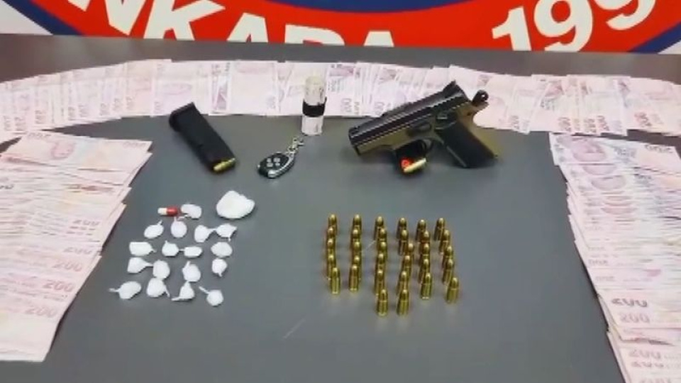 Araçtaki gizli bölmeden silah ve uyuşturucu çıktı