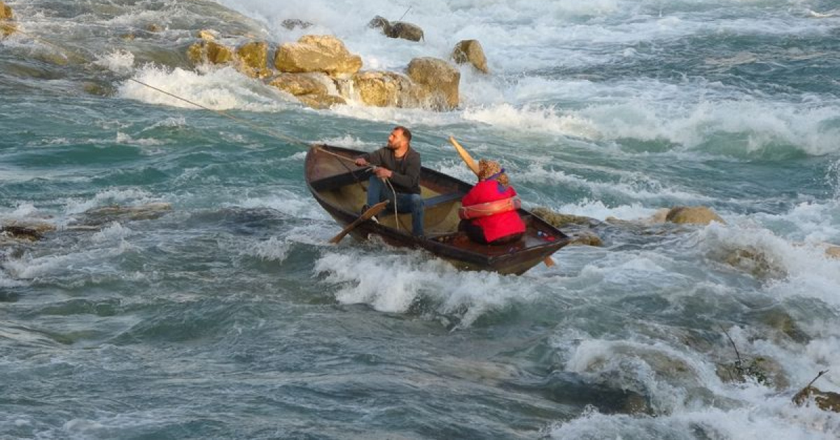 Seyhan'da Can Pazarı! Kayıkta Kalan İkiliyi Kurtarma