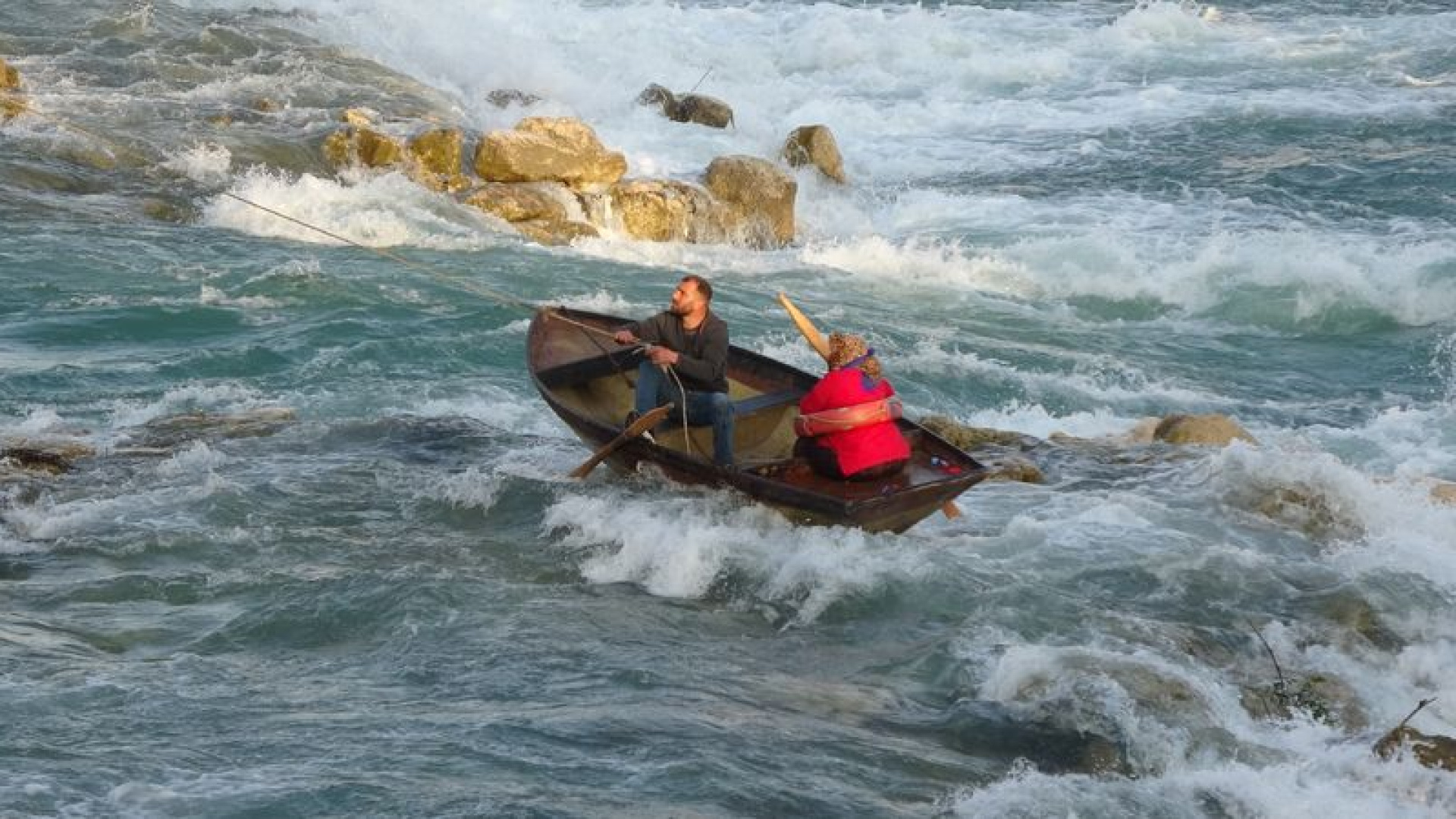 Adana'da Seyhan Nehri'nde Can Pazarı: İki Kişi Akıntıya Kapıldı, Kurtarıldı