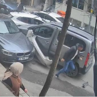 Trafikteki tartışmada araca çarptı!