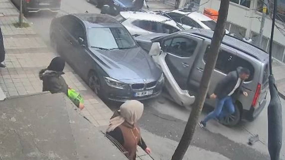 Trafikteki tartışmada araca çarptı!