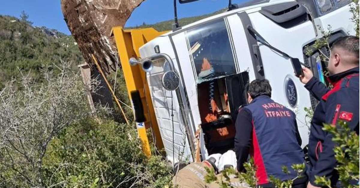 Hatay'da Hafriyat Kamyonu Uçuruma Yerleşti, Sürücü Öldü