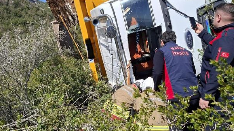 Harfiyat kamyonu uçuruma yuvarlandı, sürücü öldü