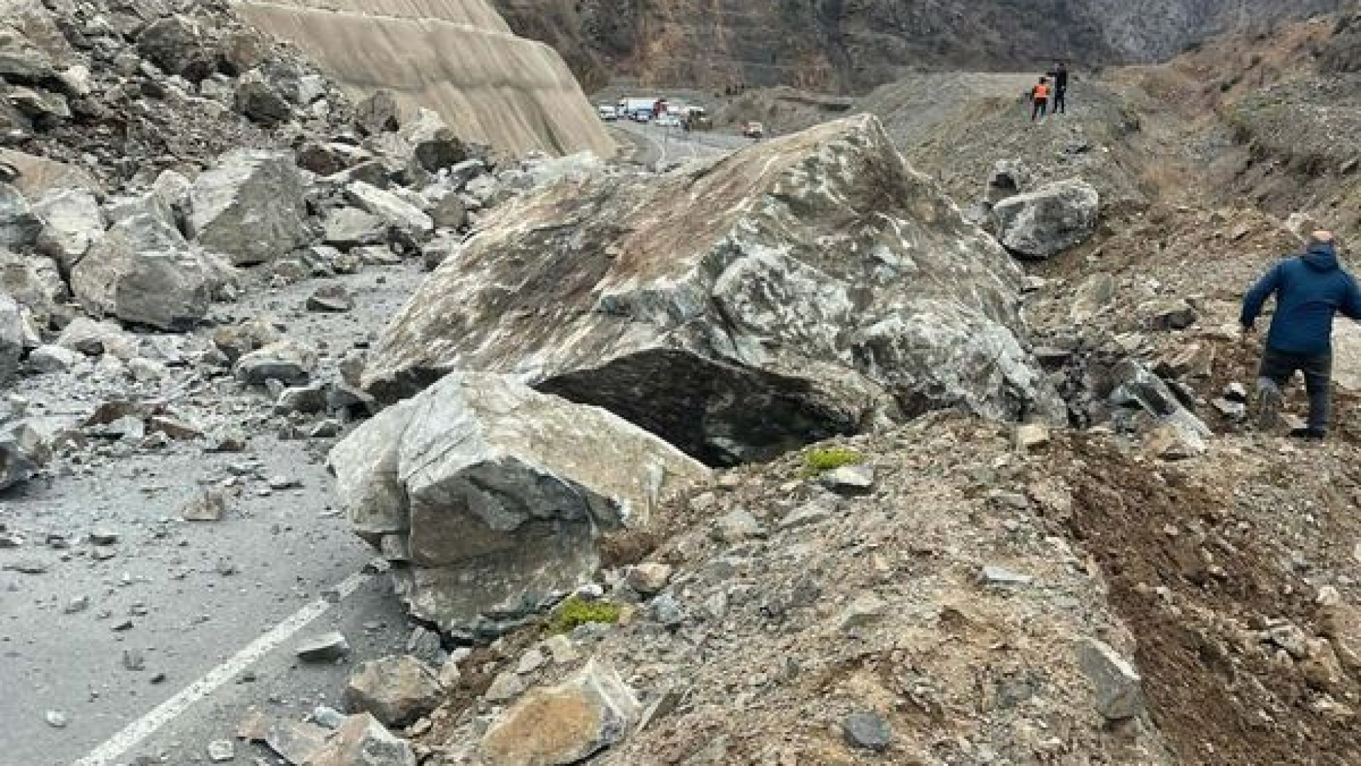 Artvin'de Heyelan Anı Cep Telefonuyla Görüntülendi: Ulaşım Kısa Süreliğine Aksadı