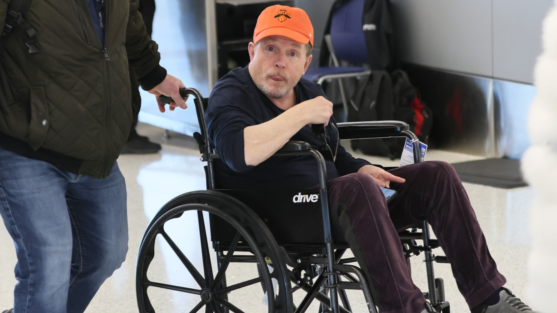 Michael J. Fox Parkinson Mücadelesinden Vazgeçmiyor: Havalimanında Tekerlekli Sandalyede Görüntülendi