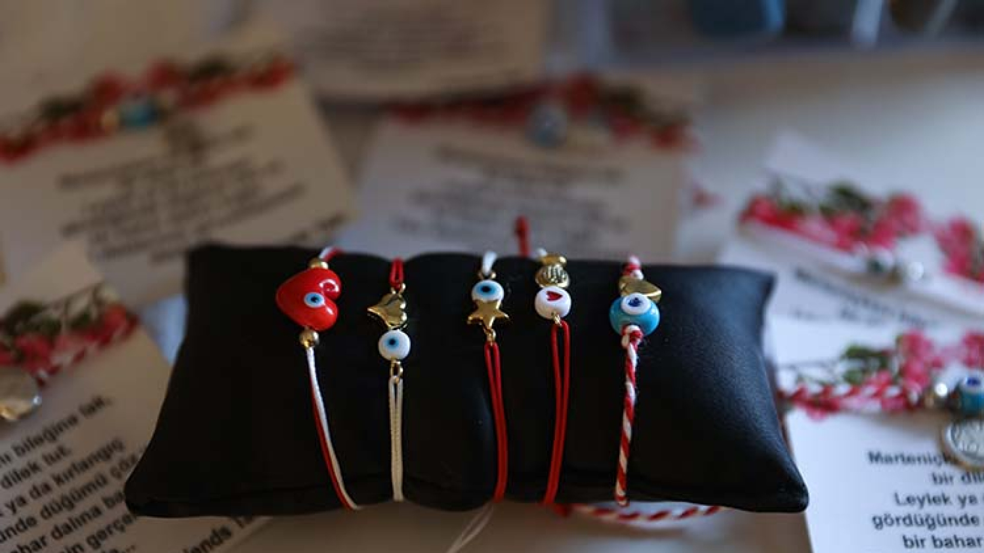 Marteniçka bilekliği ne zaman çıkartılır? Marteniçka hikayesi nedir? Marteniçka anlamı nedir? Marteniçka geleneği hakkında bilgiler