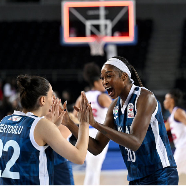 Emlak Konut yarı finalde!