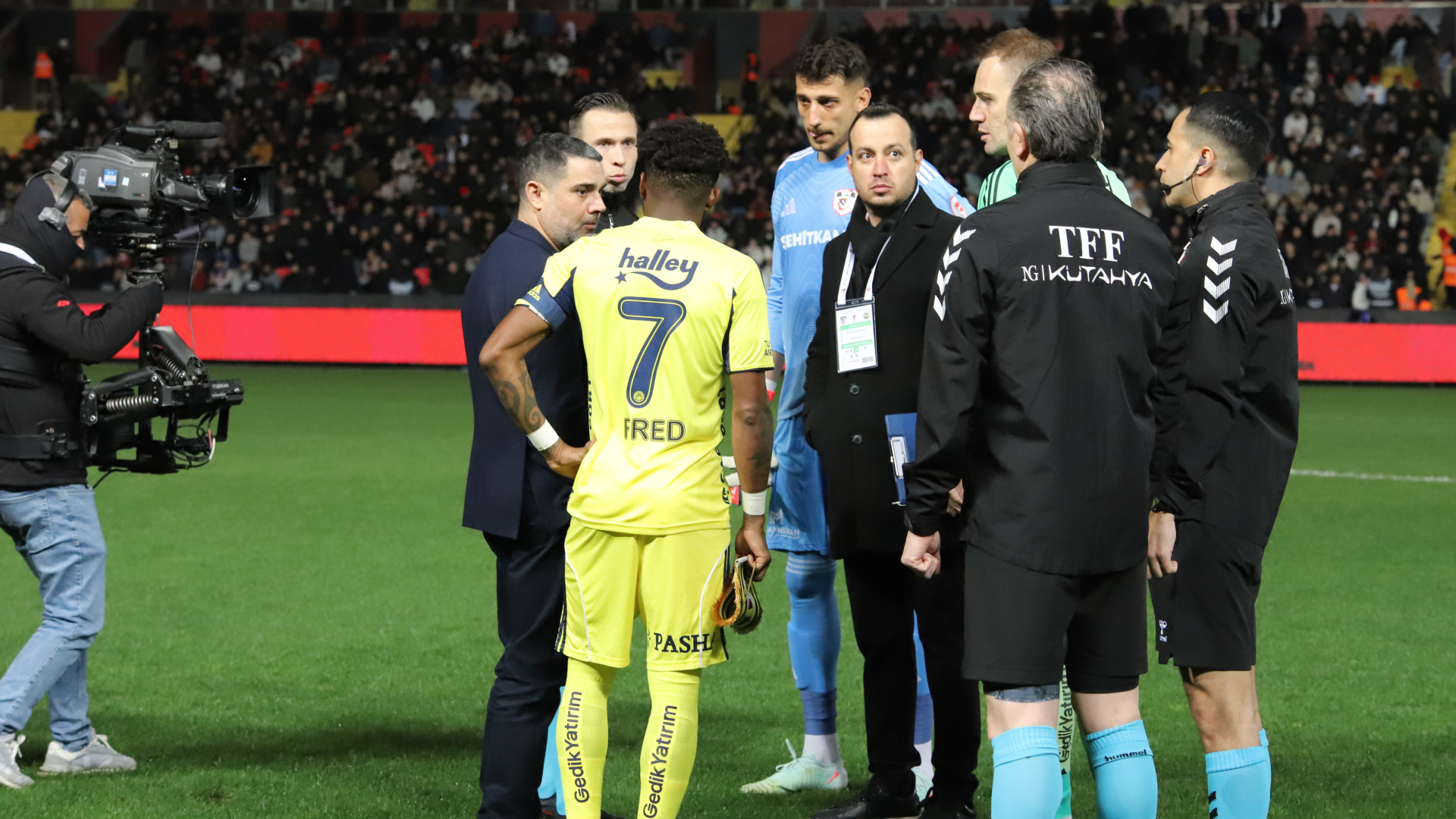 Gaziantep FK-Fenerbahçe Maçı Işık Engeline Takıldı: Mücadele 1 Saat Gecikmeyle Başladı