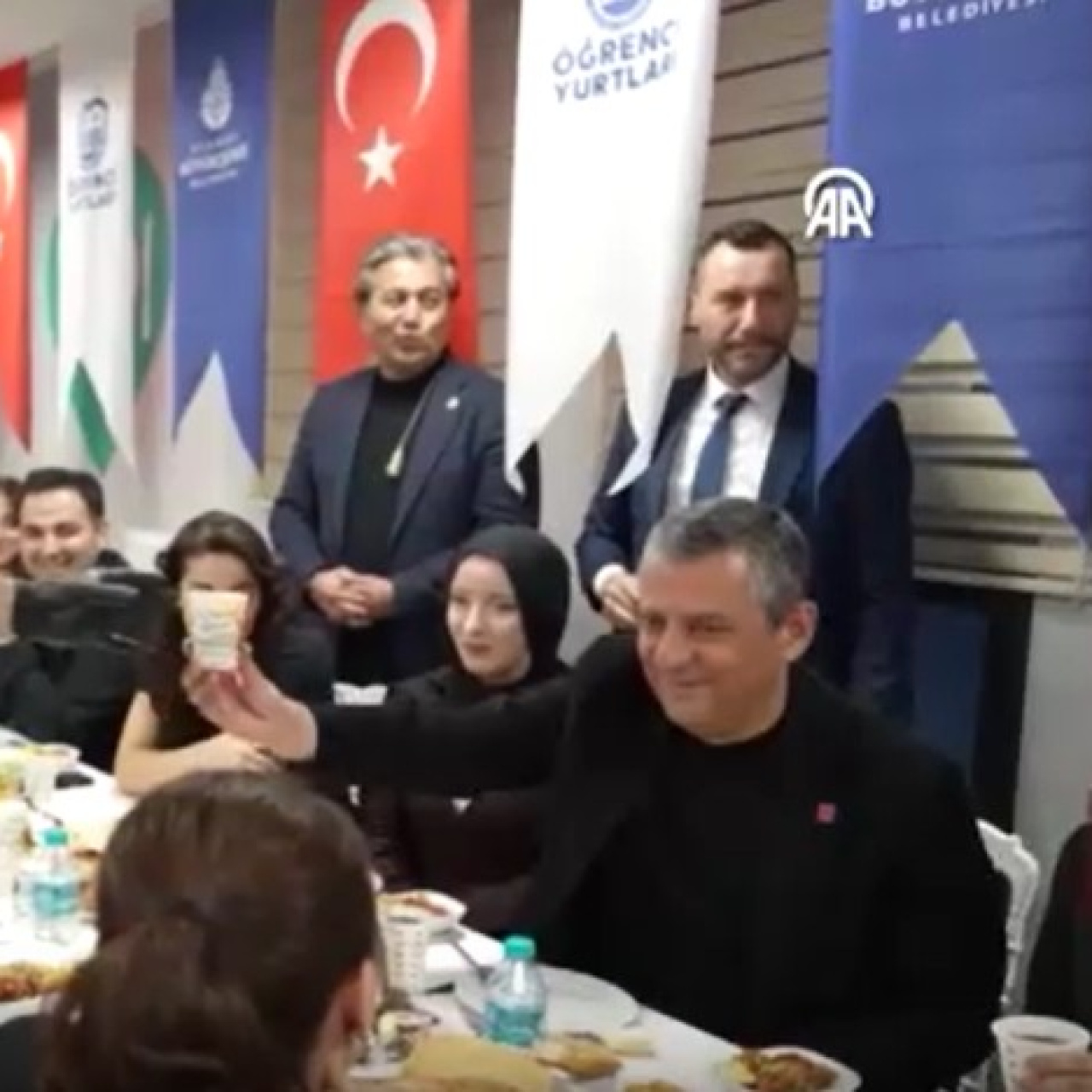 Özgür Özel, öğrencilerle iftar yaptı