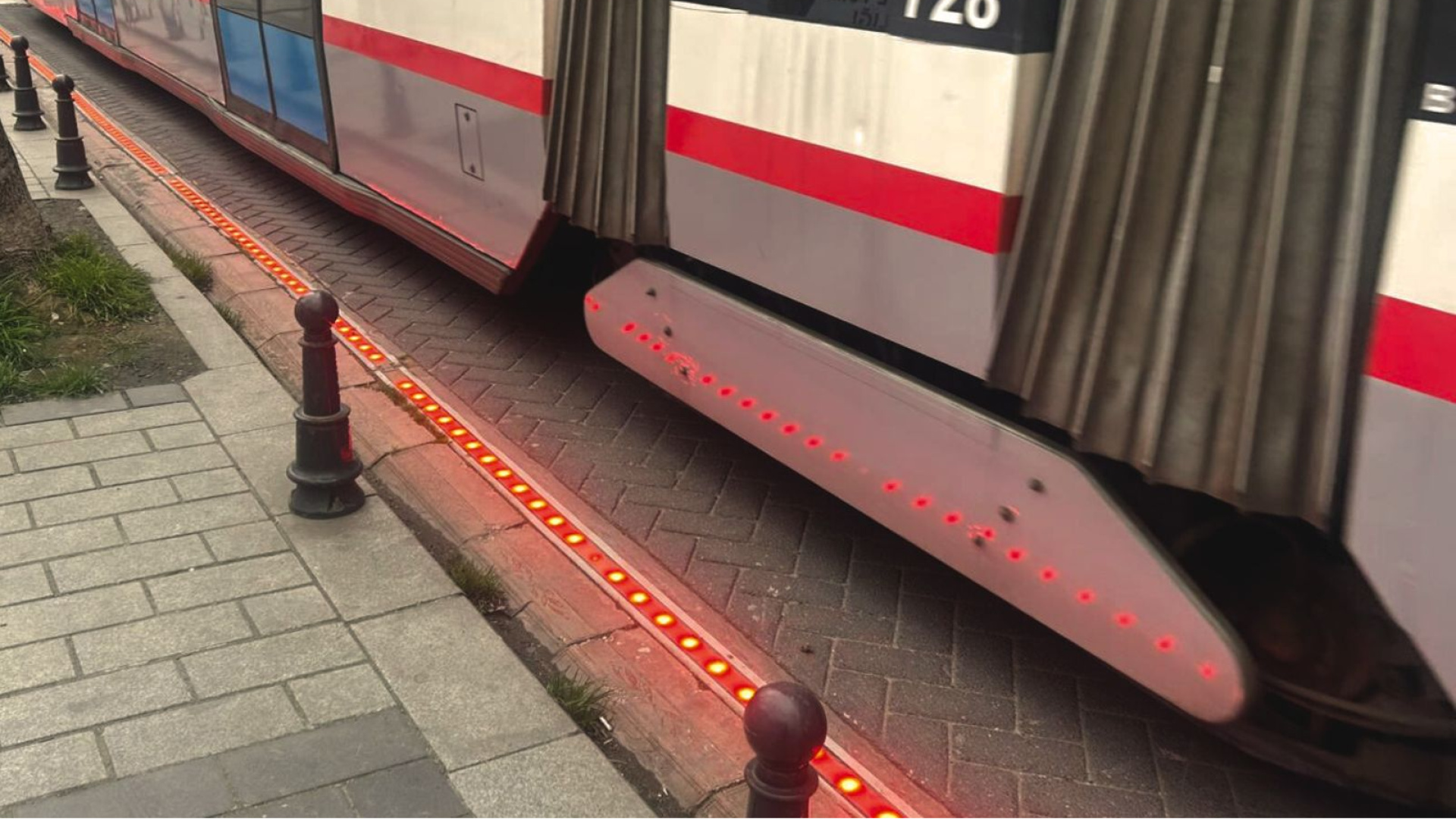 İstanbul'un kalbinde yüzyıllık saygı: T1 Çemberlitaş hattındaki gizemli kırmızı ışıkların bilinmeyen hikayesi!