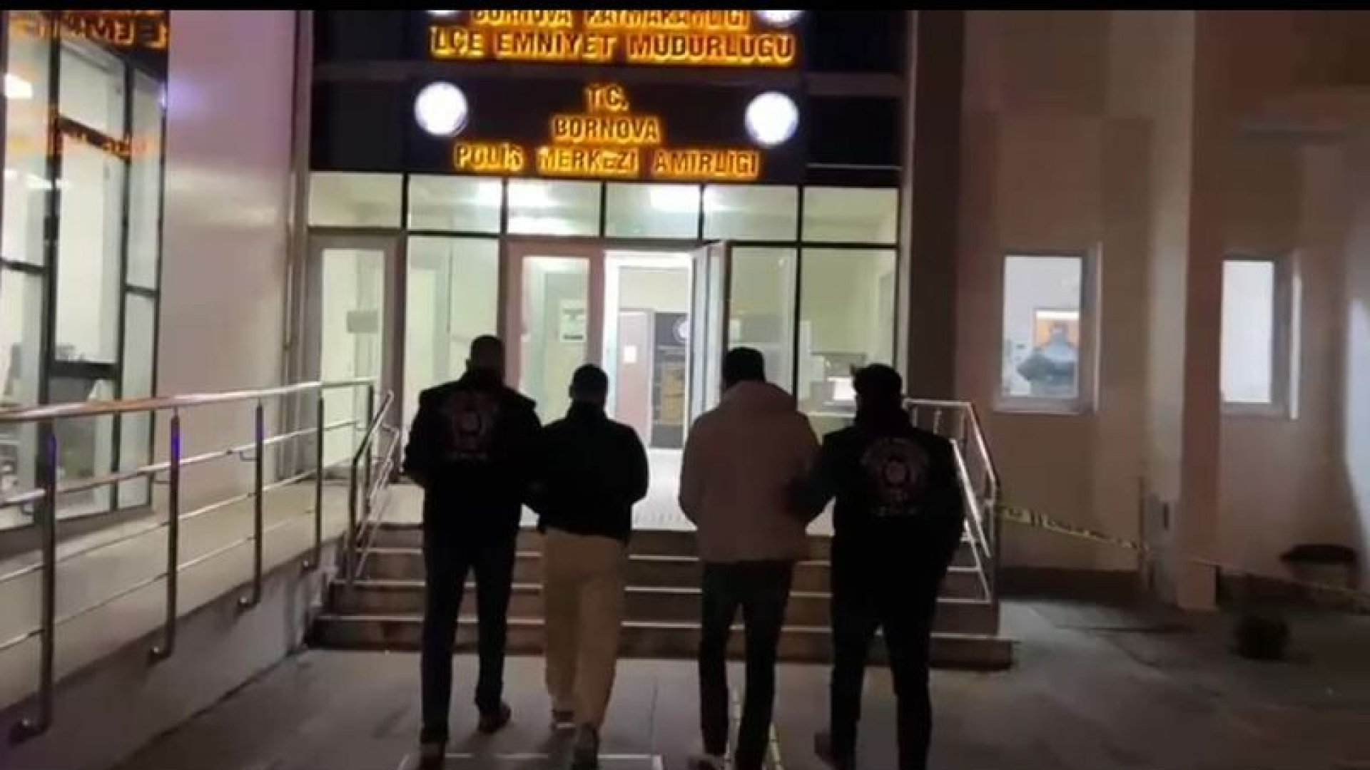 İzmir’de kendilerini polis olarak tanıtıp, 2 kişiyi gasbettiler: 2 tutuklama