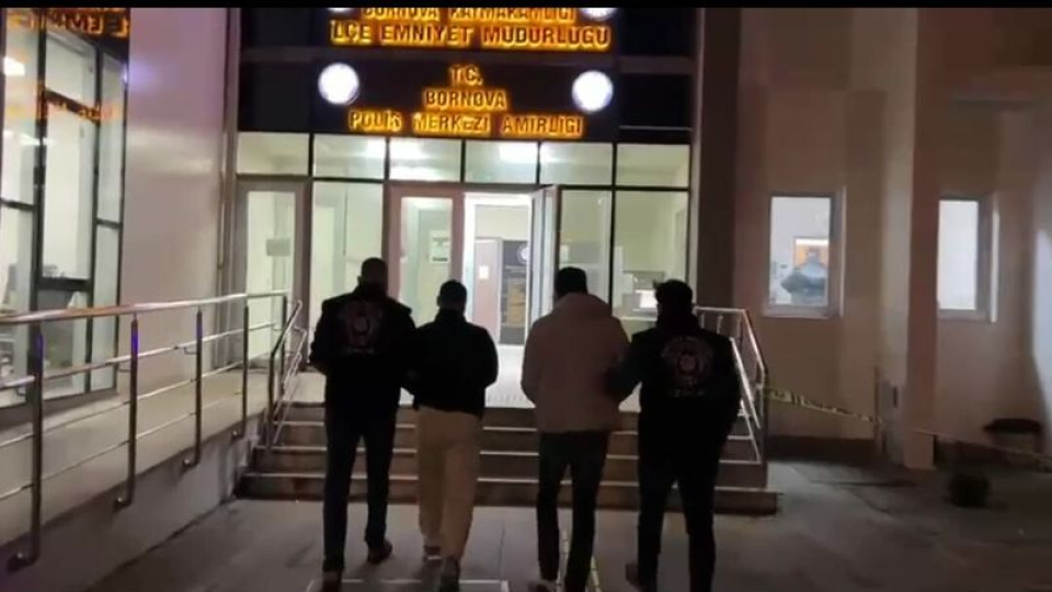 Kendilerini polis olarak tanıtıp, 2 kişiyi gasbettiler