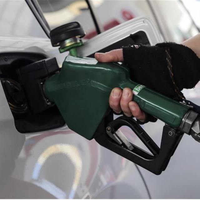 Akaryakıt fiyatlarında geçici olarak eşel mobil sistemi devreye alındı