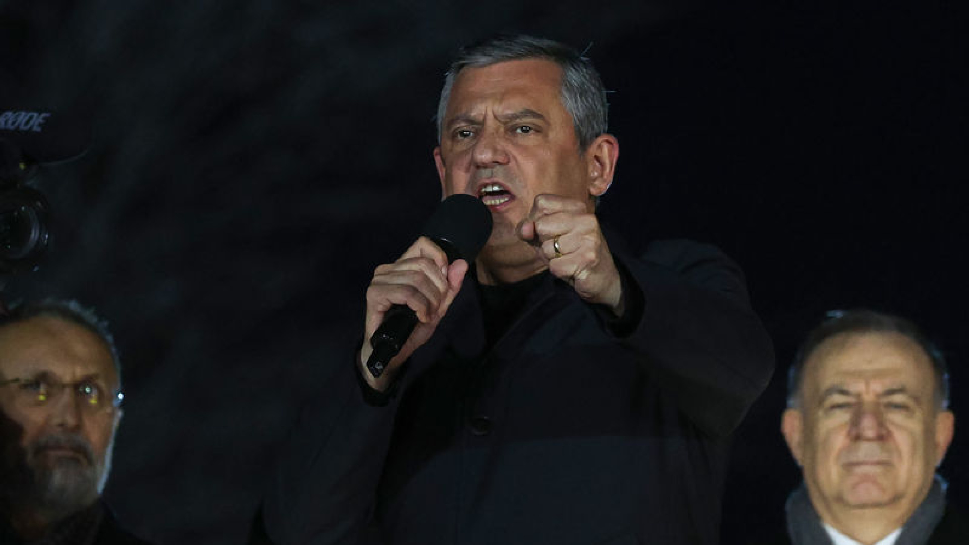 Özgür Özel Eyüpsultan Mitinginde Konuştu: Tutuklu Başkanları ve Dış Politikayı Eleştirdi