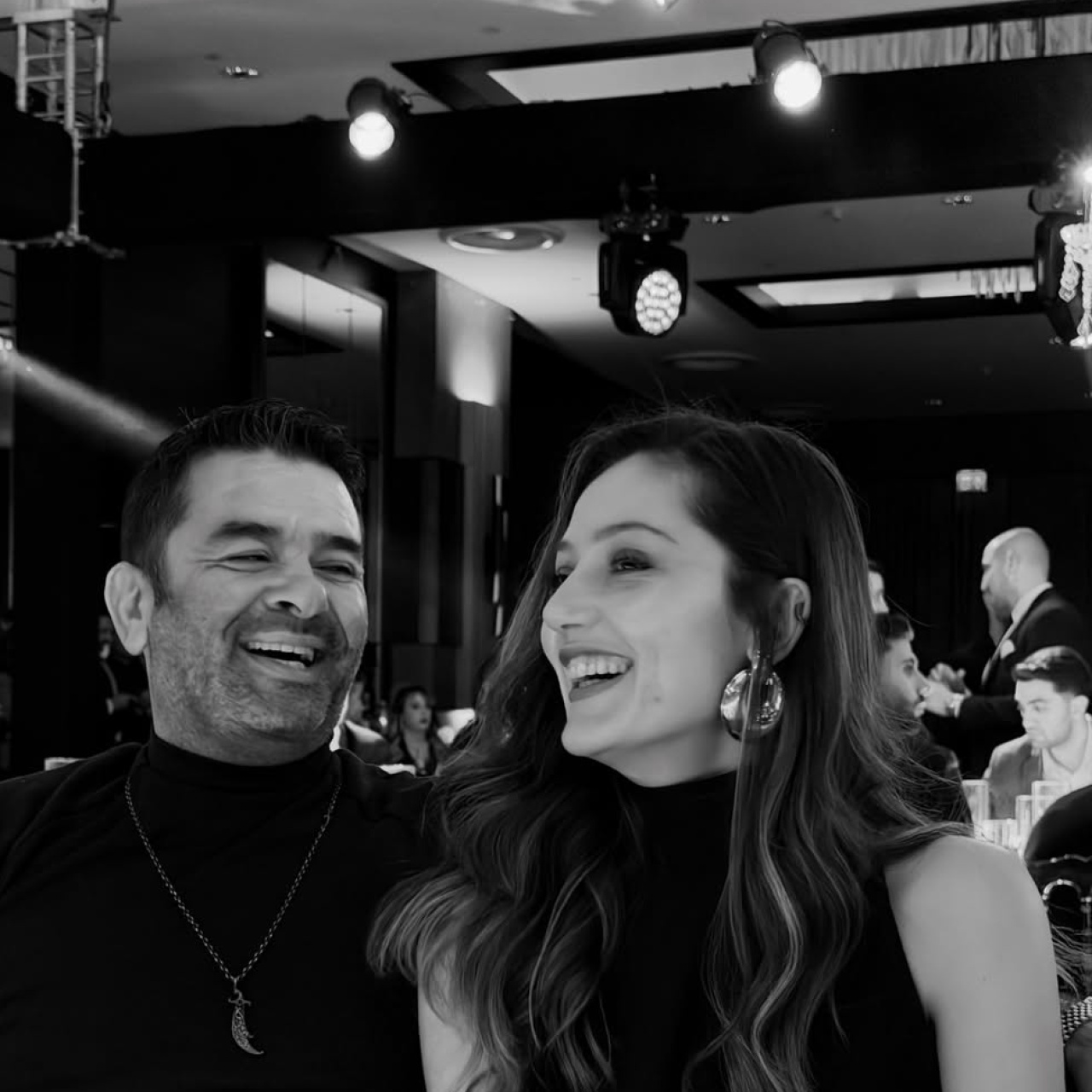 Aşklarının birinci yılını kutladı