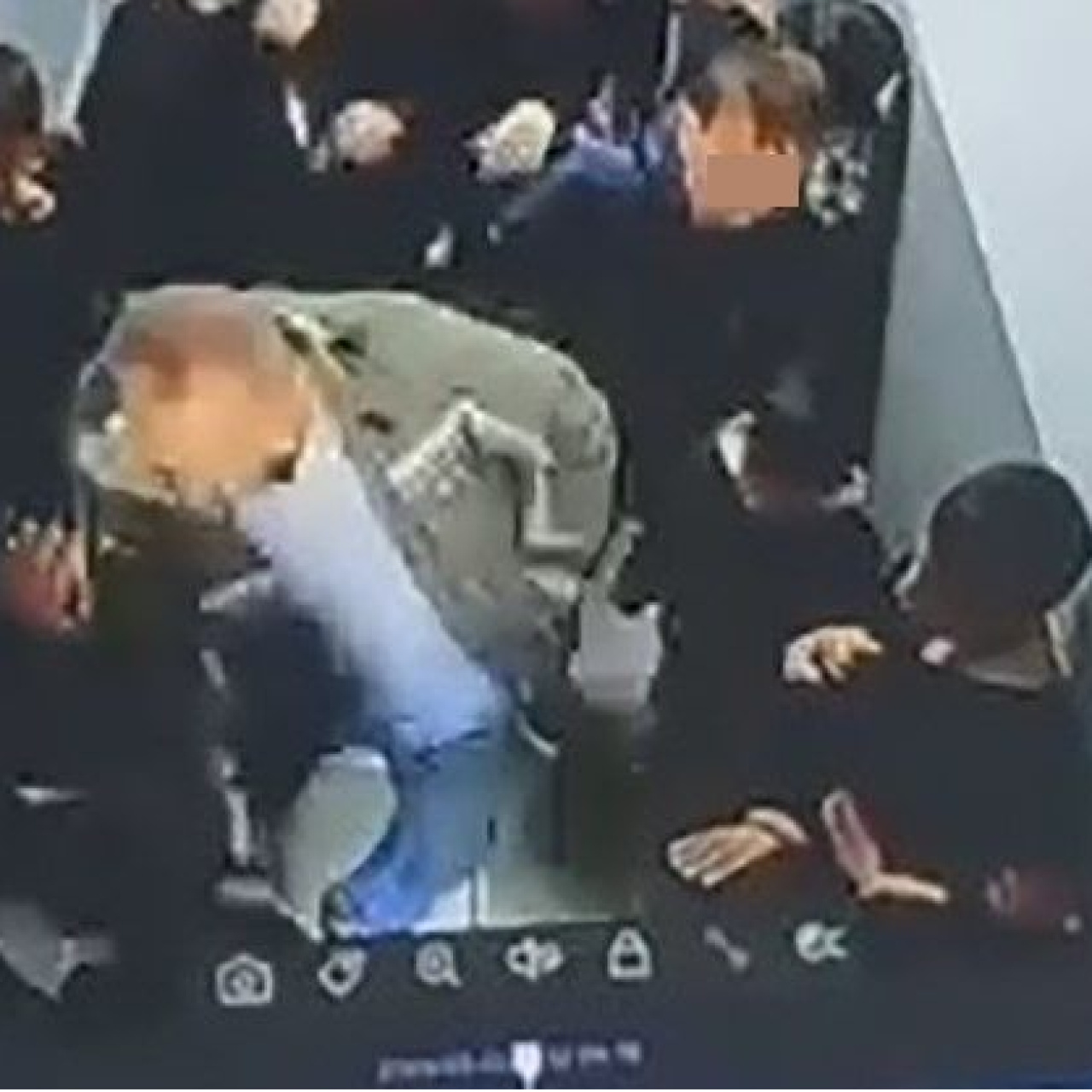 Okul basan veli öğrenciyi dövdü!