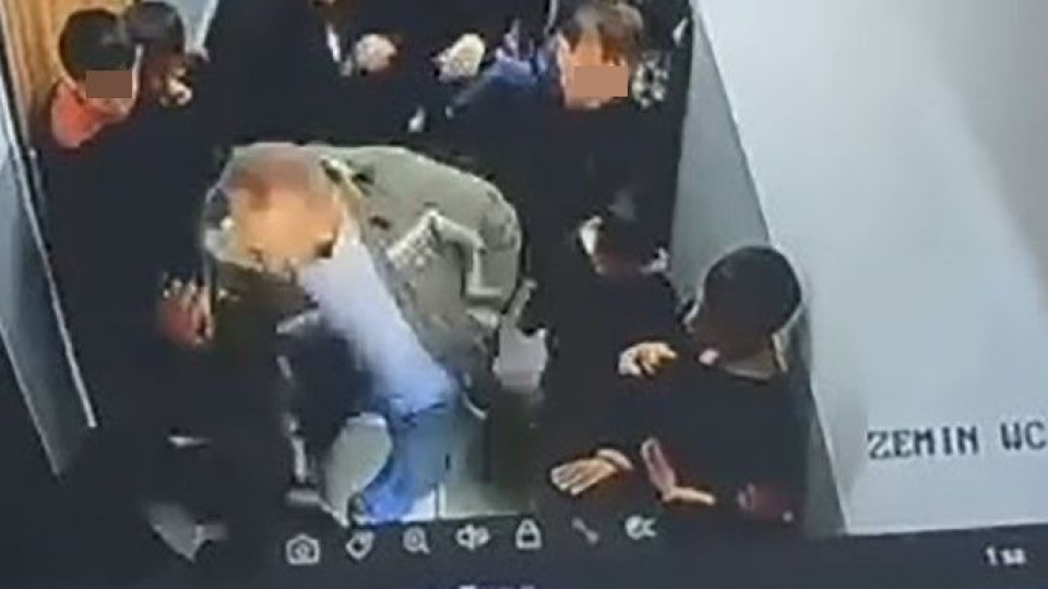 Okul basan veli öğrenciyi dövdü!