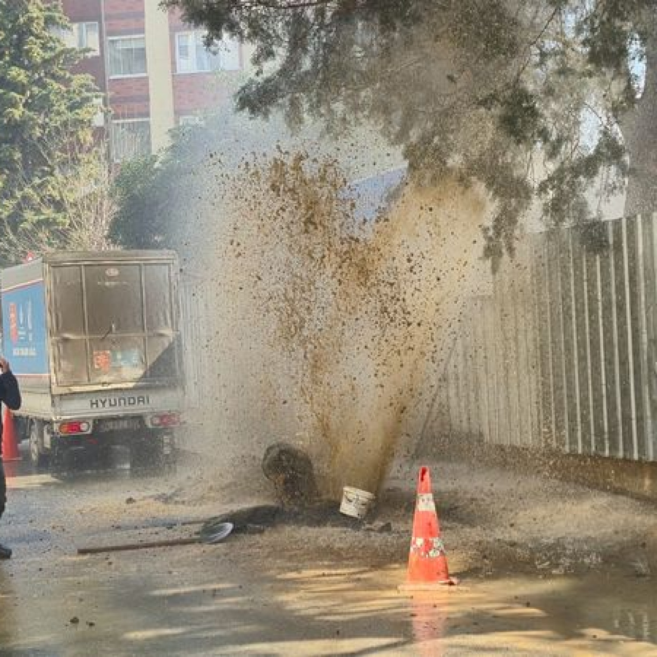 Su borusu patladı, sokak göle döndü