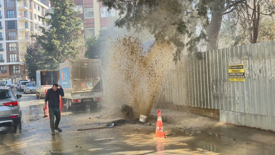 Su borusu patladı, sokaklar göle döndü
