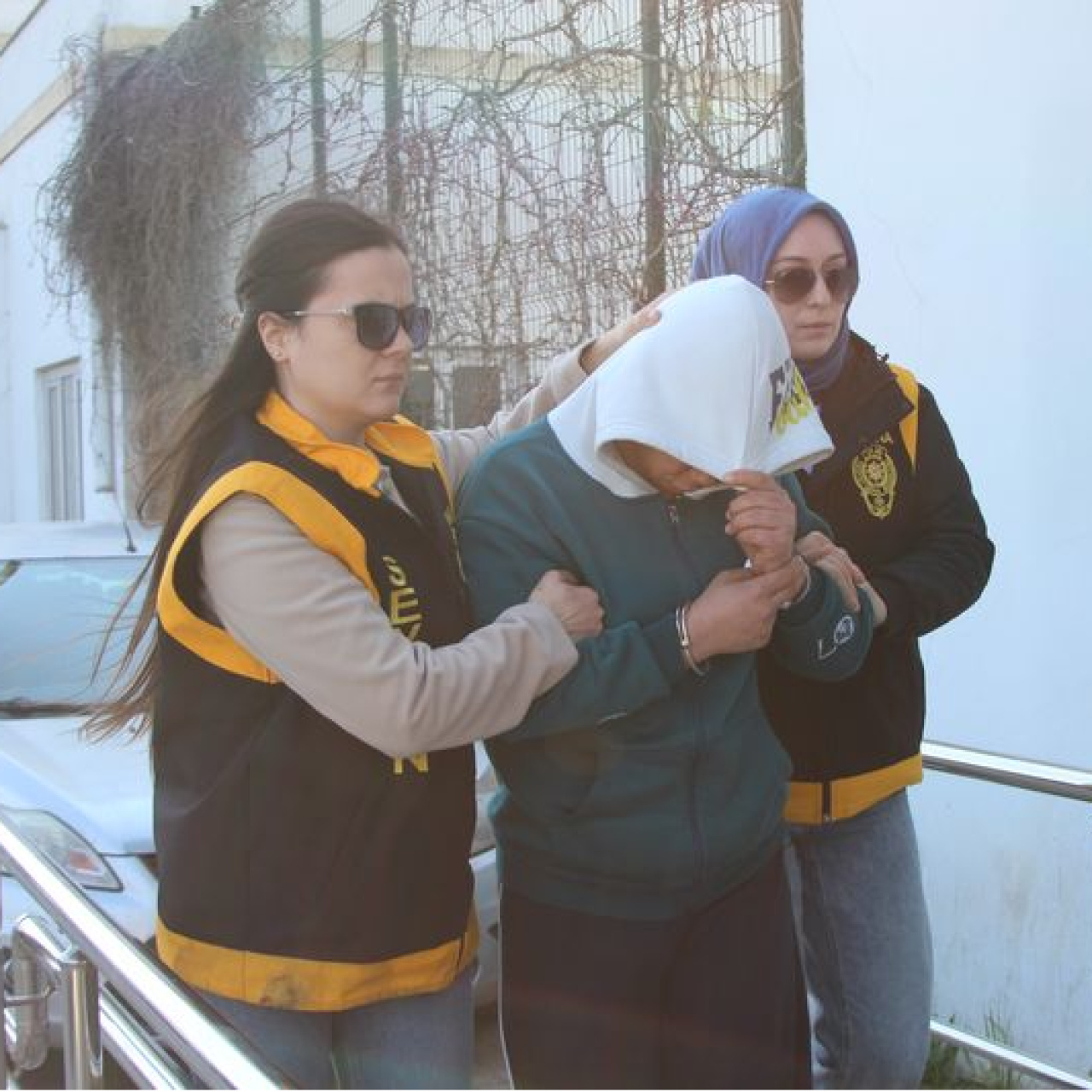 Kanlı kavga! Kocasını karnından bıçakladı!