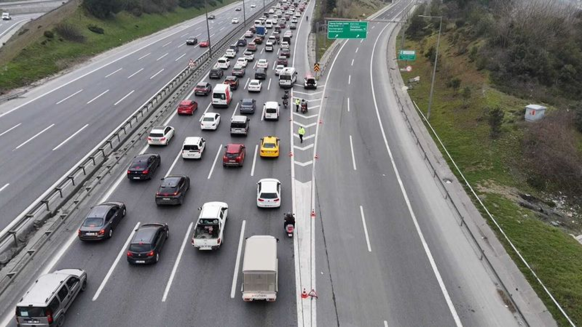 Eyüpsultan'da Trafikte 'Kaynak' Yapan Sürücülere Dronlu Takiple Ceza