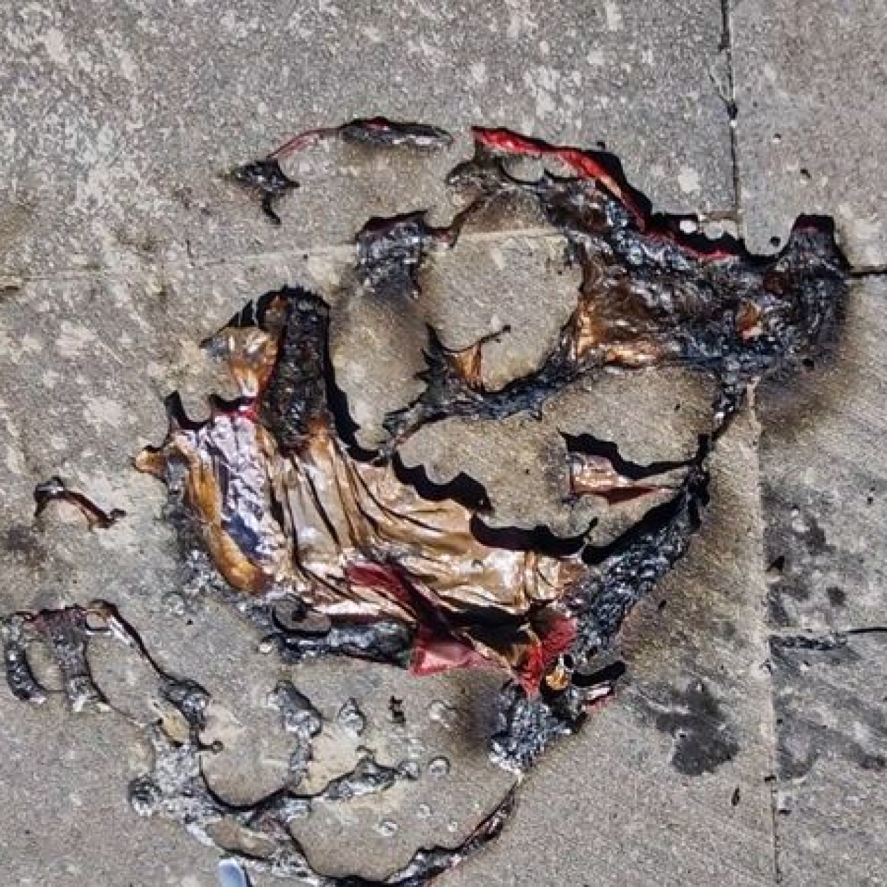 Helyum balonu ellerinde patladı