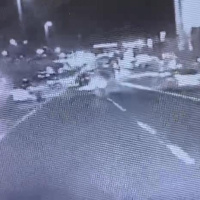 Sağa kırıp motosikletliye çarptı! Korkunç görüntü!