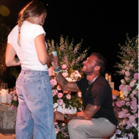 12 karatlık yüzüğü parmağına taktı