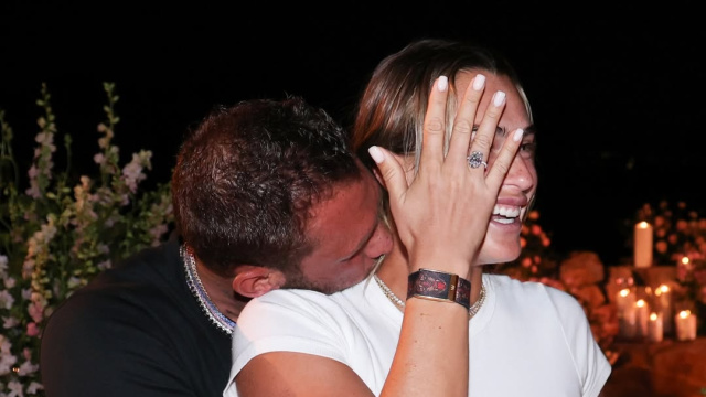 12 karatlık yüzüğü parmağına taktı