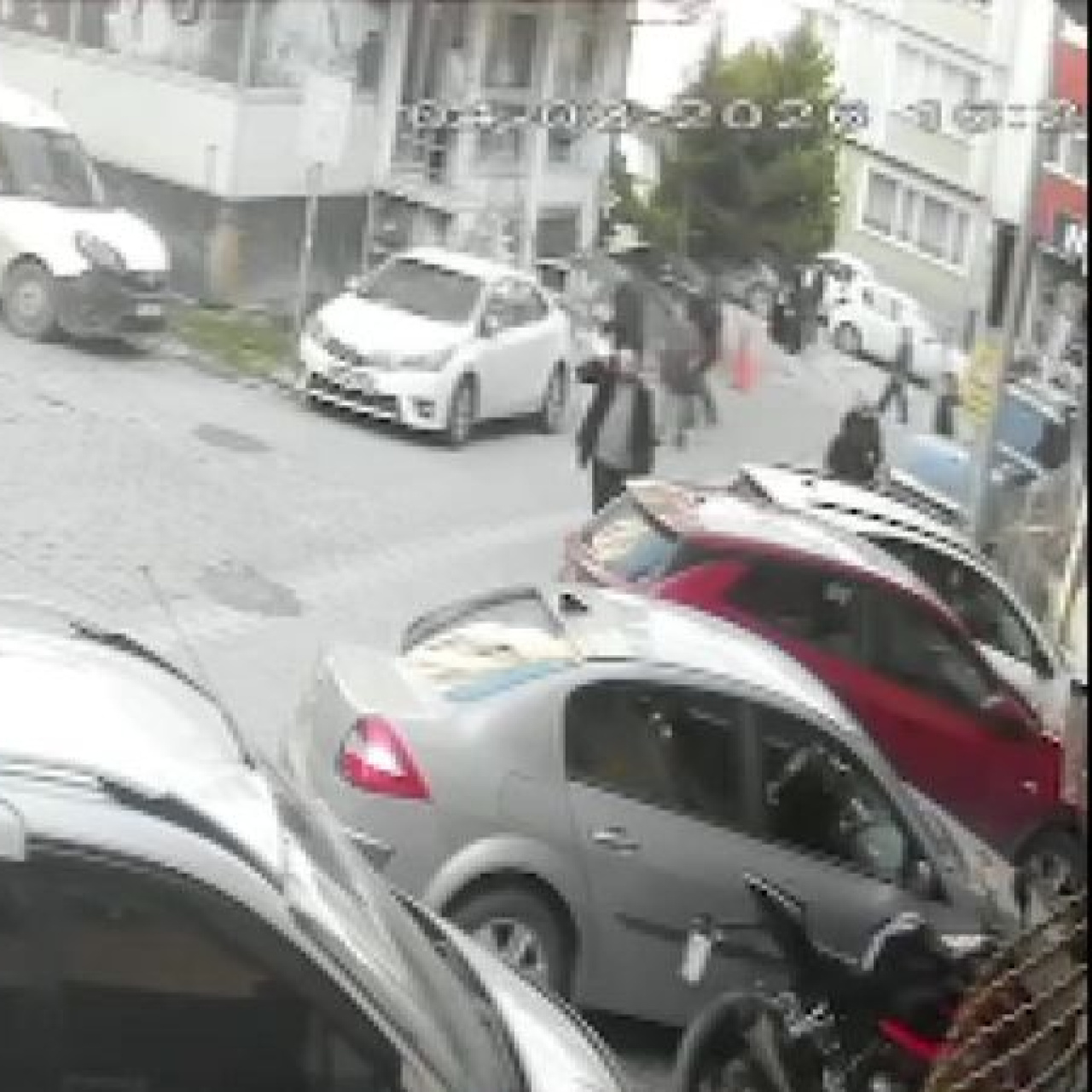 Genç adam yaşlı çifti sopayla darp etti