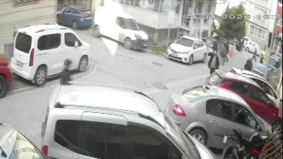 Genç adam yaşlı çifti sopayla darp etti