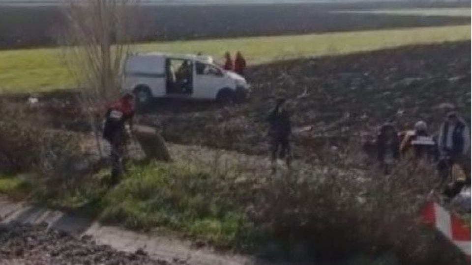 Minibüs tarlaya uçtu: 8 yaralı