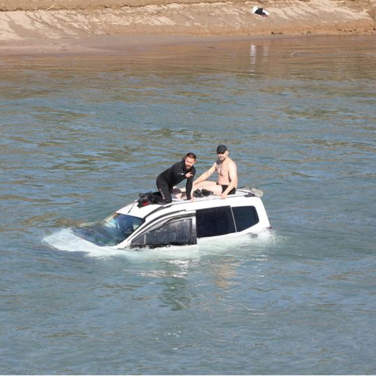 Barajda can pazarı! Kurtarılmayı bekledi!